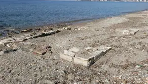 Fırtınadan sonra ortaya çıktı. Kol ve bacak kemikleri taşların arasına gizlenmiş