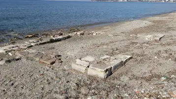 Fırtınadan sonra ortaya çıktı. Kol ve bacak kemikleri taşların arasına gizlenmiş