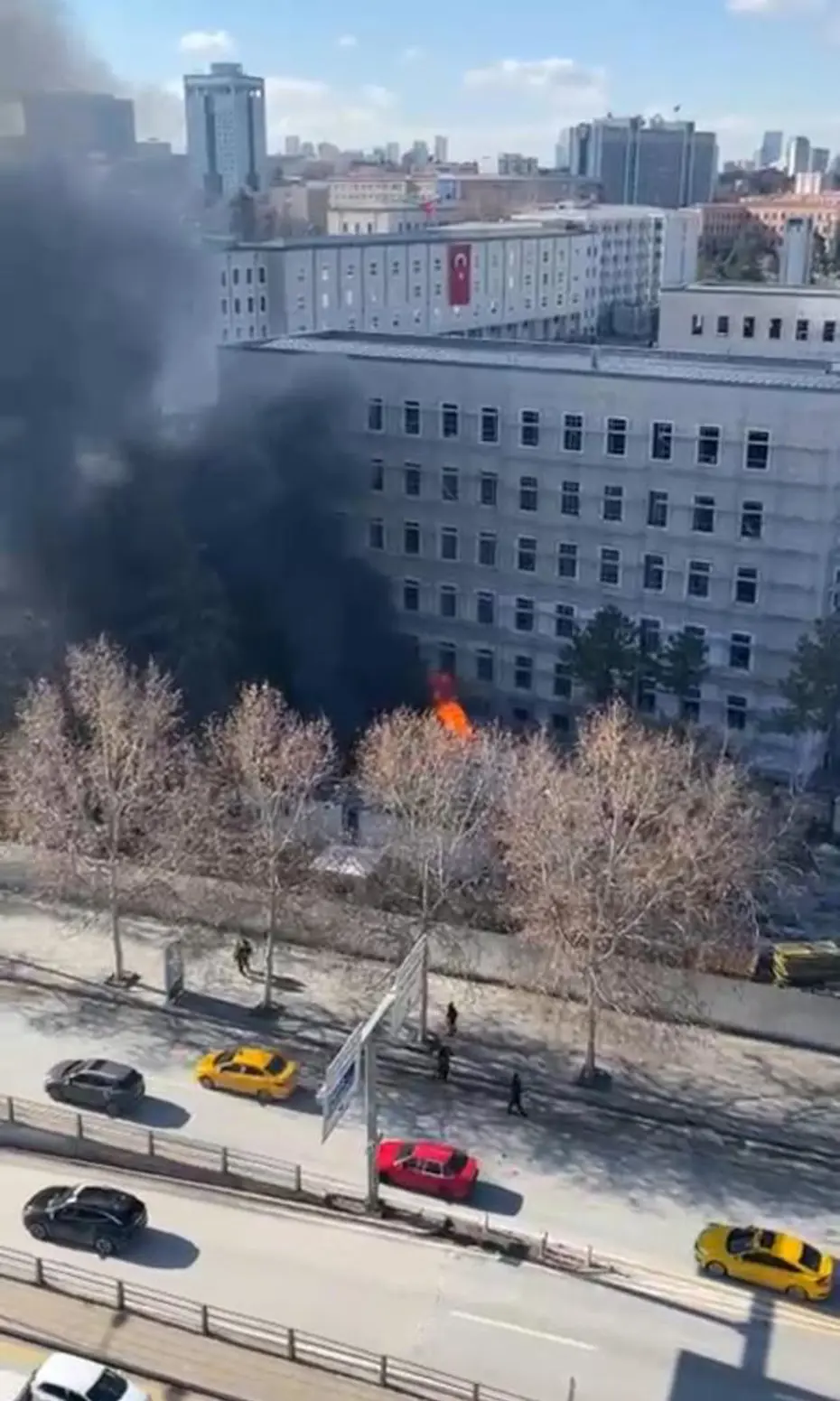 İçişleri Bakanlığı yerleşkesinde konteyner yangını