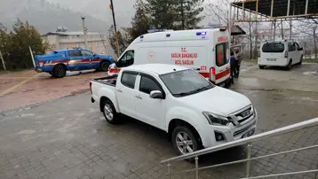 Tavşan avında arkadaşını vurdu