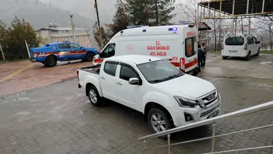 Tavşan avında arkadaşını vurdu