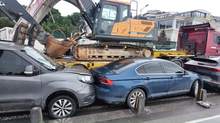 Üsküdar’da TIR'ın üzerindeki iş makinesi tabelayı yıktı, 7 araç zarar gördü 2
