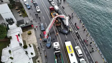 Üsküdar’da TIR'ın üzerindeki iş makinesi tabelayı yıktı, 7 araç zarar gördü