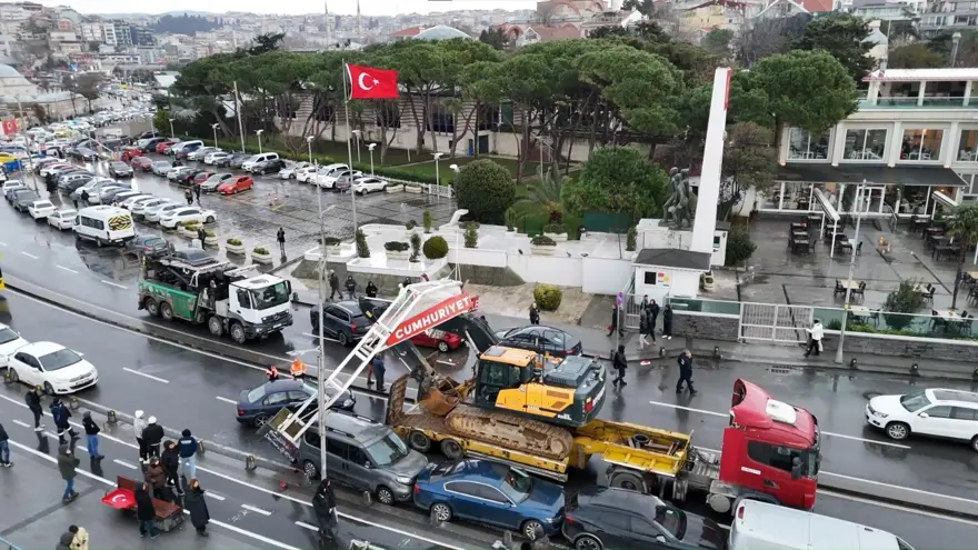 Üsküdar’da TIR'ın üzerindeki iş makinesi tabelayı yıktı, 7 araç zarar gördü 