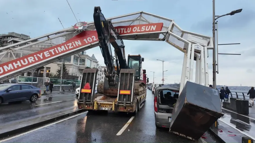 Üsküdar’da TIR'ın üzerindeki iş makinesi tabelayı yıktı, 7 araç zarar gördü 3