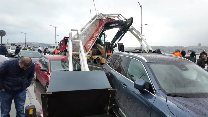 Üsküdar’da TIR'ın üzerindeki iş makinesi tabelayı yıktı, 7 araç zarar gördü 4