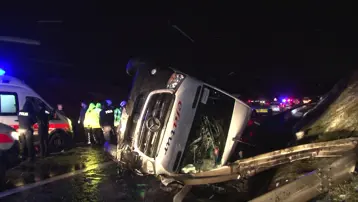 Buzlanan yolda servis minibüsü devrildi, 11 işçi yaralandı