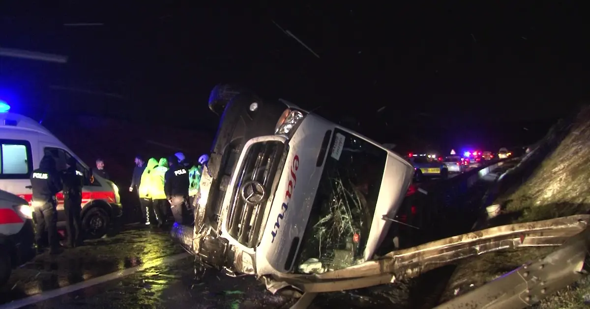 Buzlanan yolda servis minibüsü devrildi, 11 işçi yaralandı