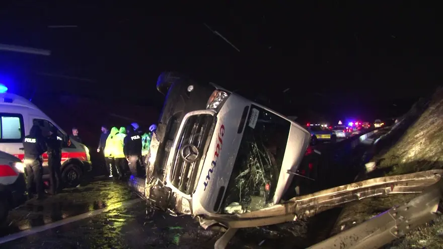 Buzlanan yolda servis minibüsü devrildi, 11 işçi yaralandı 