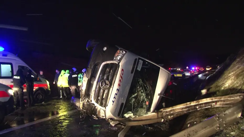 Buzlanan yolda servis minibüsü devrildi, 11 işçi yaralandı