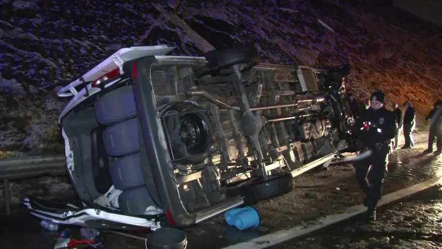 Buzlanan yolda servis minibüsü devrildi, 11 işçi yaralandı 1