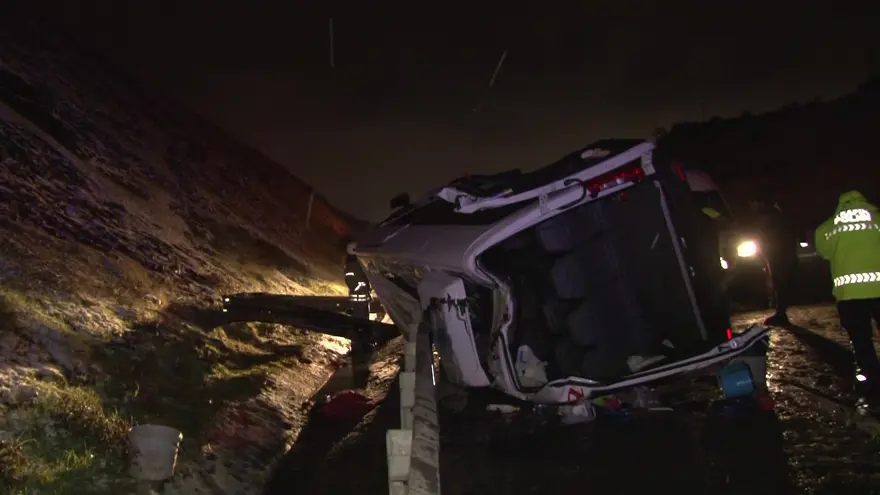 Buzlanan yolda servis minibüsü devrildi, 11 işçi yaralandı 2