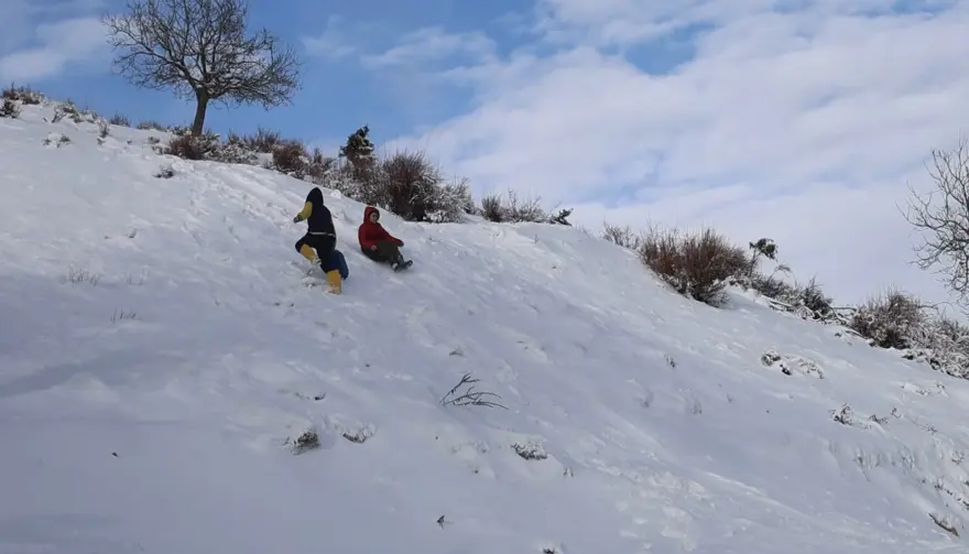Yazın 50 derece şimdi 1 metre kar var. Mazot bile buz tutuyor 