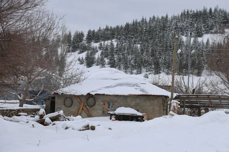 Yazın 50 derece şimdi 1 metre kar var. Mazot bile buz tutuyor 1