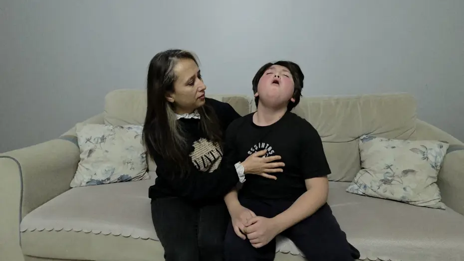 Okulda, evde, uykuda... Sürekli krize giriyor! Hasan Emre'nin öksürüğü 8 yıldır geçmiyor