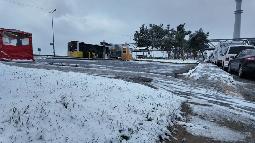 Kar geri döndü, bazı ilçeler beyaza büründü. İstanbul'da kar yağışı ne kadar sürecek?  2