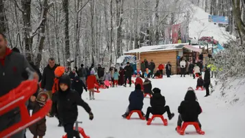 Karne hediyesi kar eğlencesi: Aktepe'de 7'den 70'e kızak şöleni