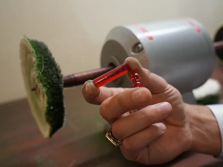 10 yıl önce merakla başladı, atölye kurdu. Yapabilmek için 2 gününü harcıyor