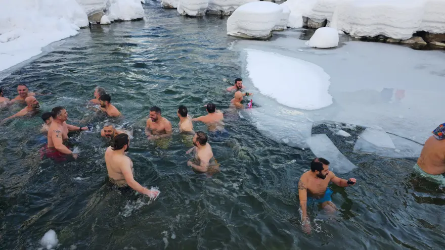 Rize'de titreten şenlik. Buz gibi suda yüzdüler 2