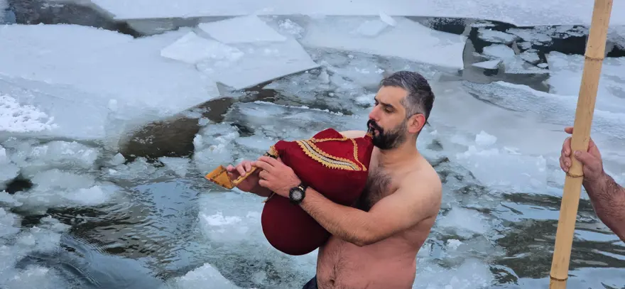 Rize'de titreten şenlik. Buz gibi suda yüzdüler 3