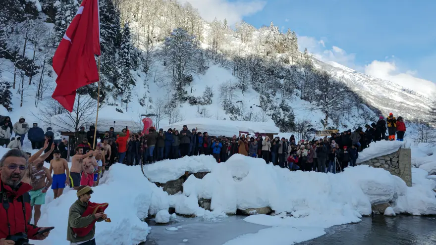 Rize'de titreten şenlik. Buz gibi suda yüzdüler 6