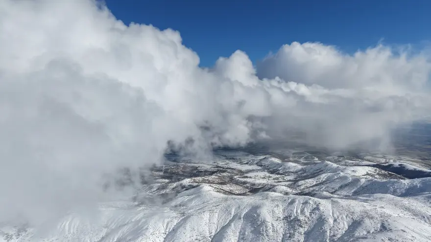 Kar hasretini bin 744 rakımlı dağda giderdiler: Zirvede kış manzarası  1