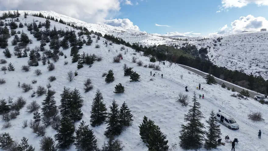Kar hasretini bin 744 rakımlı dağda giderdiler: Zirvede kış manzarası  