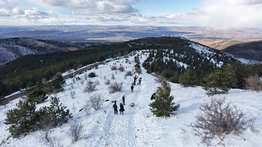 Kar hasretini bin 744 rakımlı dağda giderdiler: Zirvede kış manzarası  5