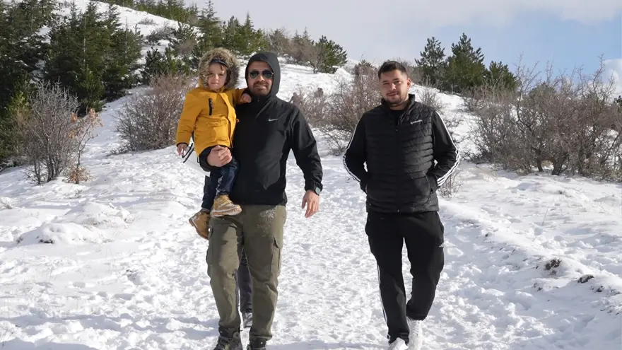 Kar hasretini bin 744 rakımlı dağda giderdiler: Zirvede kış manzarası  3