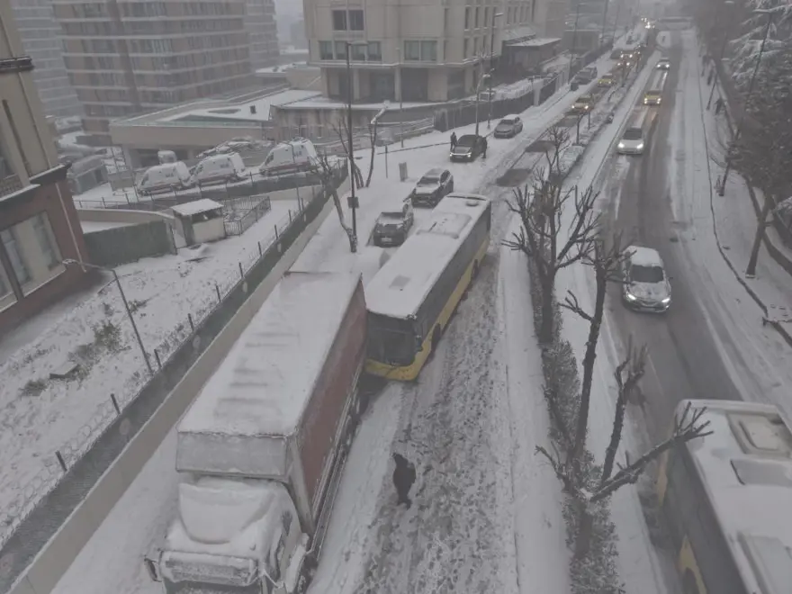 OTOBÜS, PARK HALİNDEKİ KAMYONA ÇARPTI 4