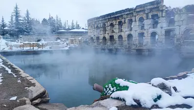 2 bin yıllık tarih beyaza büründü: Roma Hamamı’nda büyüleyici kış manzarası