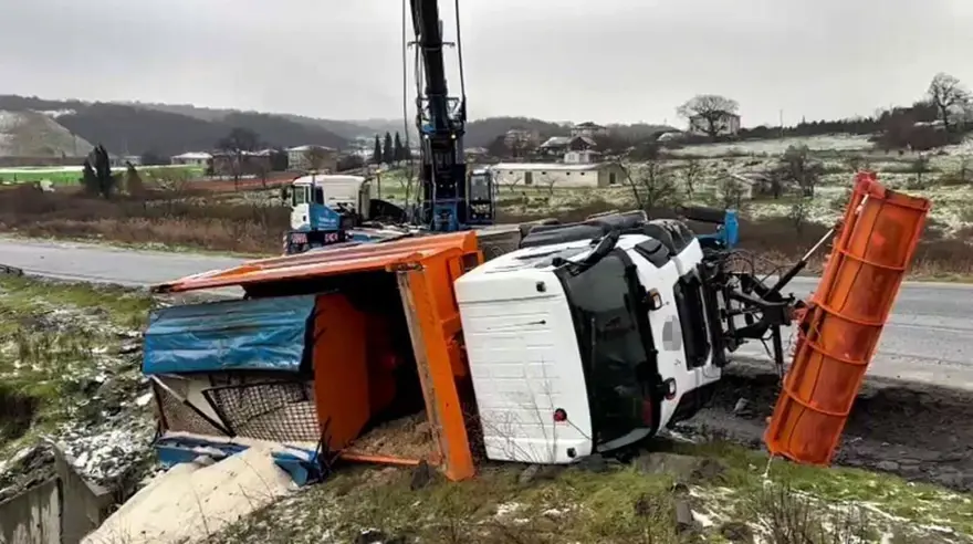 KAR KÜREME ARACI DEVRİLDİ 5