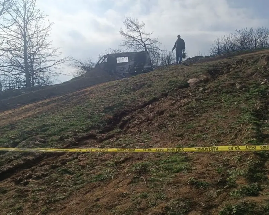 YANAN ARACININ İÇİNDE ÖLÜ BULUNDU
 2