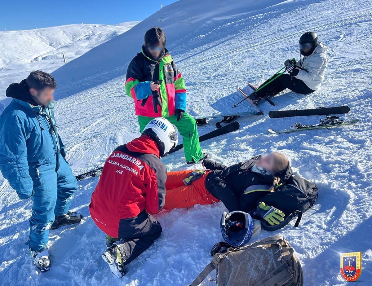 Kayak yaparken mahsur kalan vatandaşların imdadına JAK Timleri yetişti