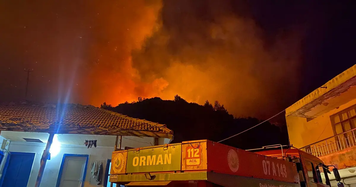 Antalya'da orman yangını. Bazı evler boşaltılıyor