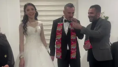 Altın değil, tuzlu takı: Damada düğünde çubuk kraker sürprizi