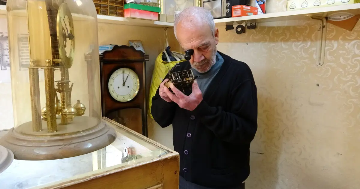 Antika saatleri bugüne kazandırıyor, her gencin bir zanaatinin olması gerektiğini söylüyor