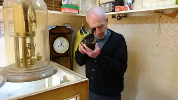 Antika saatleri bugüne kazandırıyor, her gencin bir zanaatinin olması gerektiğini söylüyor