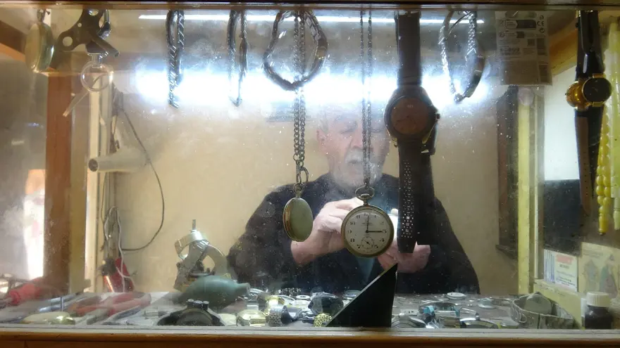 Antika saatleri bugüne kazandırıyor, her gencin bir zanaatinin olması gerektiğini söylüyor 