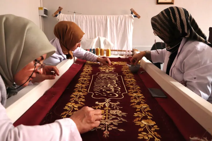 Valide Sultan'ın puşidesi Eskişehirli kadınların elinde hayat buluyor. İki yıldır bu puşide üzerine çalışıyorlar 