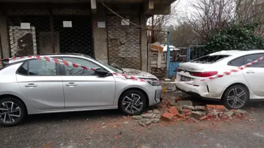 İstanbul'da dört katlı binada balkon çöktü