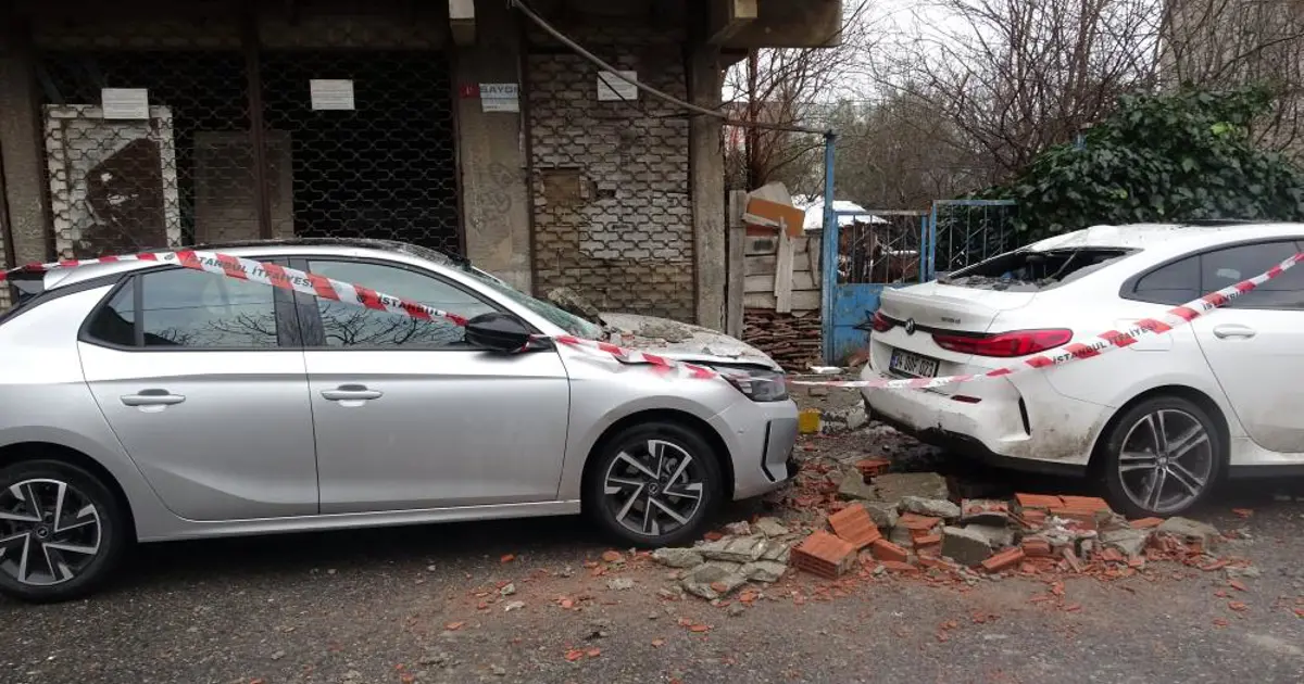 İstanbul'da dört katlı binada balkon çöktü