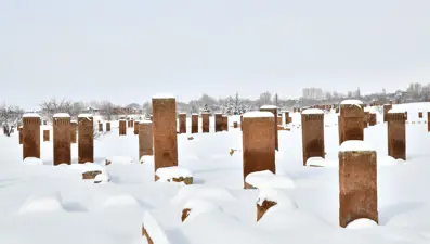 ''Anadolu'nun Orhun Abideleri'' olarak biliniyor. 8 binden fazla mezar taşı var