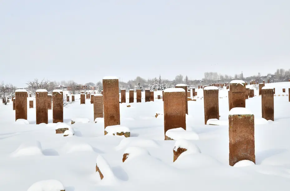 ''Anadolu'nun Orhun Abideleri'' olarak biliniyor. 8 binden fazla mezar taşı var