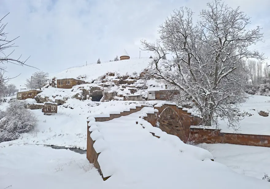 ''Anadolu'nun Orhun Abideleri'' olarak biliniyor. 8 binden fazla mezar taşı var 
