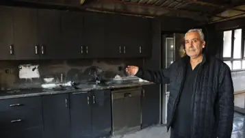 Depremde evlerini kaybeden aile çıkan yangınla ikinci kez evsiz kaldı