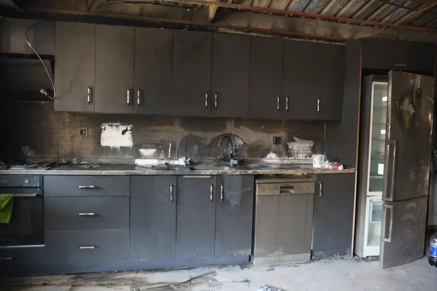 Depremde evlerini kaybeden aile çıkan yangınla ikinci kez evsiz kaldı 