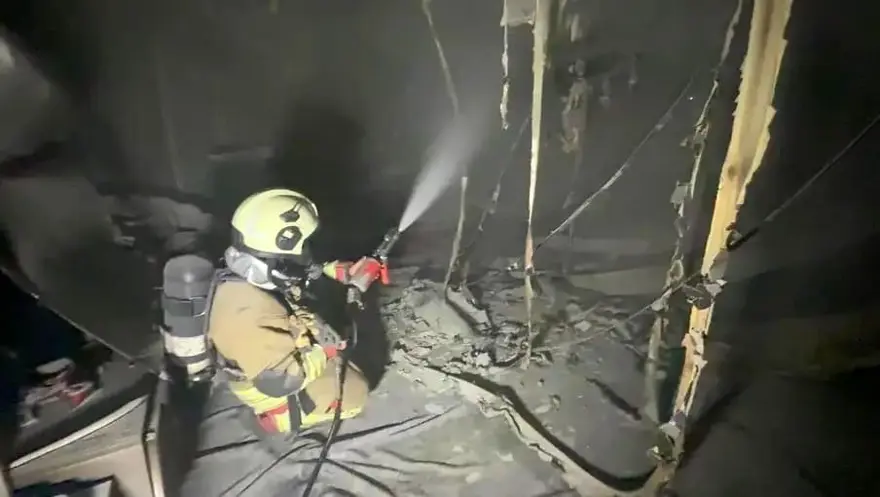 Depremde evlerini kaybeden aile çıkan yangınla ikinci kez evsiz kaldı 2