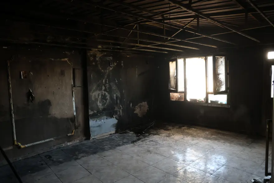 Depremde evlerini kaybeden aile çıkan yangınla ikinci kez evsiz kaldı 1