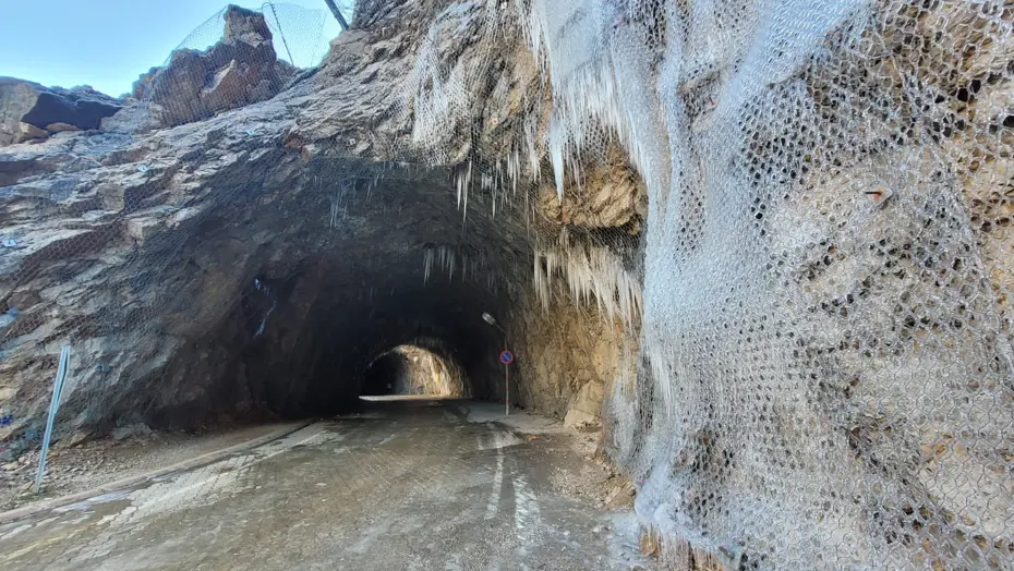 Dünyanın en tehlikeli yolları arasında yer alıyor. Erzincanlılar 132 boyunca kazdı